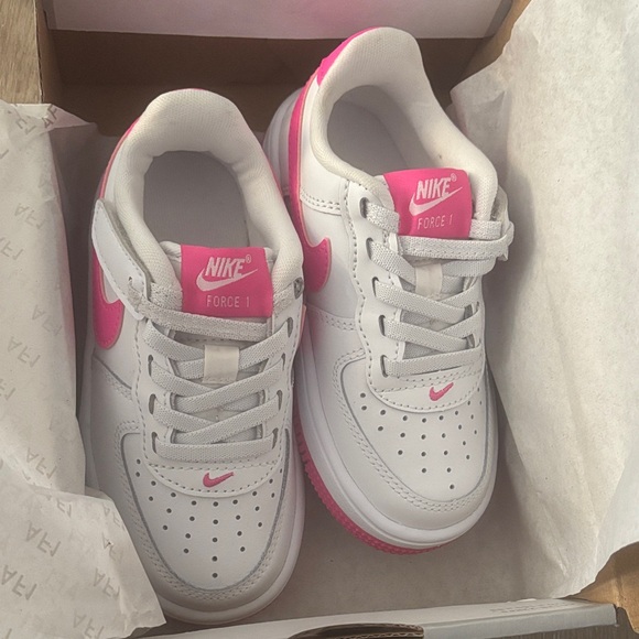 Nike Kids Sneakers in White and Pink